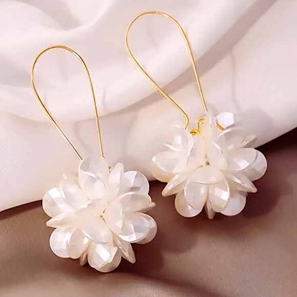 ⚫️𝟲𝟱%𝗢𝗙𝗙|𝗯𝘂𝗻𝗱𝗹𝗲𝘀𝟯+⚫️ ⚜️[𝟯/$𝟭𝟴]⚜️NEW Large White Floral Drop Earrings - Picture 5 of 11
